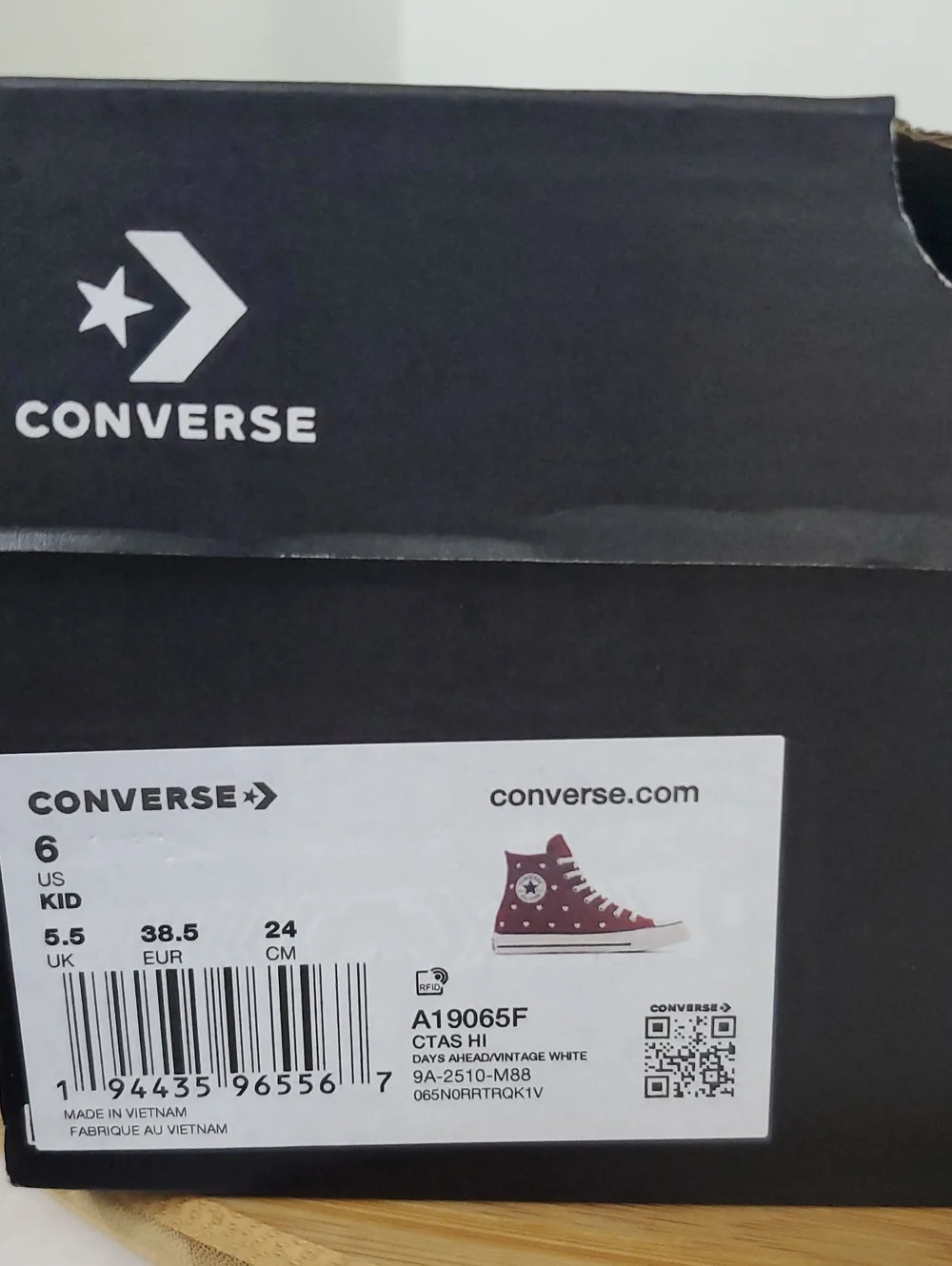 Converse Chuck Taylor High Top Sneakers Red Pink Hearts NIB Kid Size 6 EU 38.5